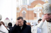 Янукович освятил с митрополитом воду