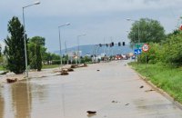 На юге Польши из-за сильных ливней река вышла из берегов и затопила трассу 