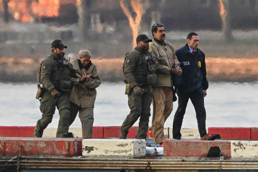 Захоплений президент Венесуели Ніколас Мадуро та його дружина Сілія Флорес прибувають на вертолітний майданчик на Уолл-стріт під час транспортування до будівлі федерального суду для пред'явлення звинувачення в Нью-Йорку, штат Нью-Йорк, США, 5 січня 2026 ро