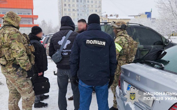 Викрили ділків, які організували здачу іспитів із теорії водіння за допомогою шпигунського обладнання