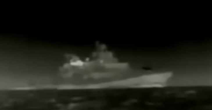 Фрегат ЧФ РФ «Адмірал Макаров», знятий камерою нічного бачення з дрона, що атакує його.