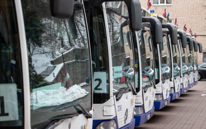 У Києві відсьогодні відновлюють роботу кількох автобусів за постійними маршрутами