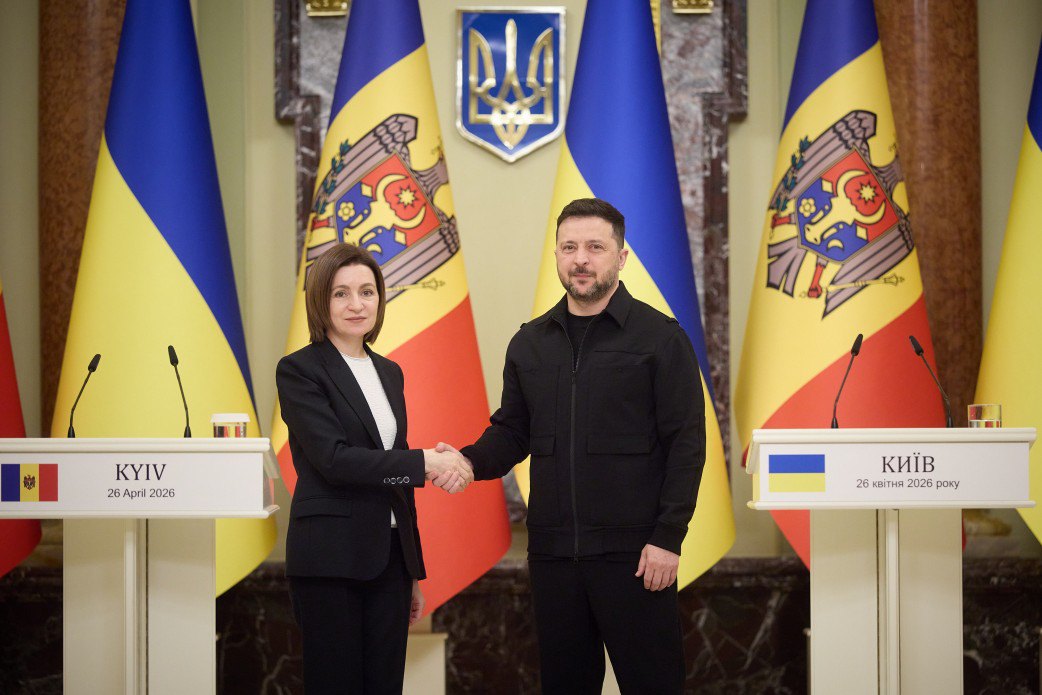 Президент України Володимир Зеленський під час зустрічі в Києві з президенткою Молдови Маєю Санду, на якій говорили про безпеку, транскордонну співпрацю, енергетику, розвиток інфраструктури, міжурядову роботу та спільний рух до Євросоюзу. 26 квітня 2026 р.