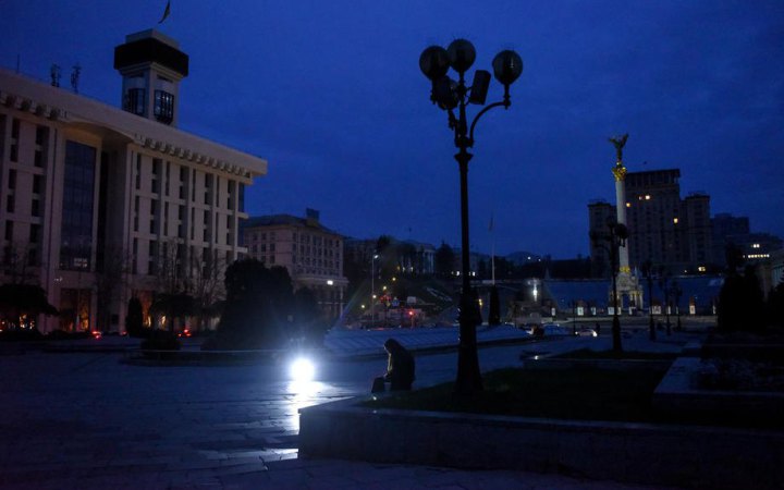 У Києві знизять яскравість вуличних ліхтарів, щоб економити електроенергію