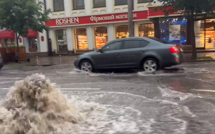 Через зливу у двох районах Києва виникли підтоплення