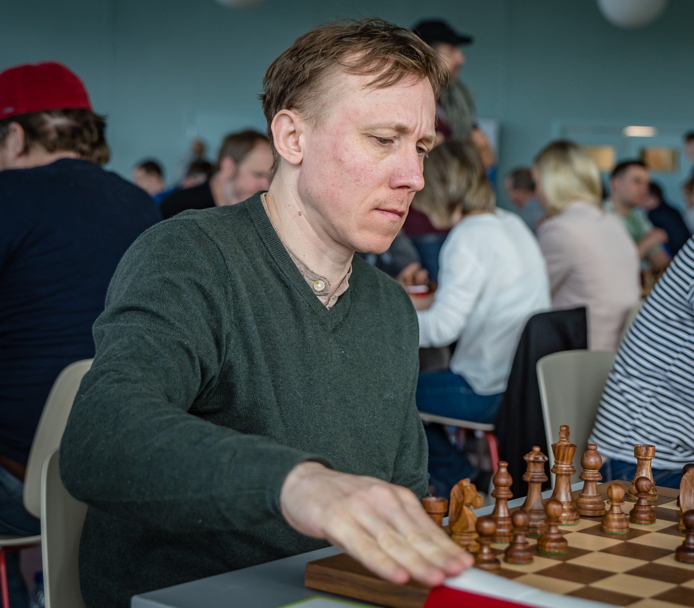 Руслан Пономарьов під час шахової партії.