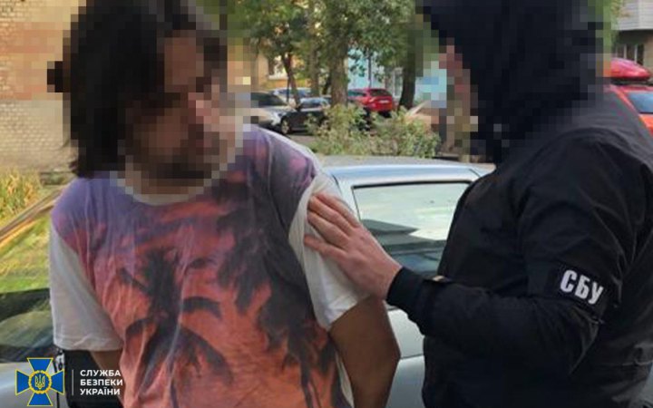 Суд відправив під варту вчителя музики з Києва, який зневажив загиблих героїв на Майдані Незалежності