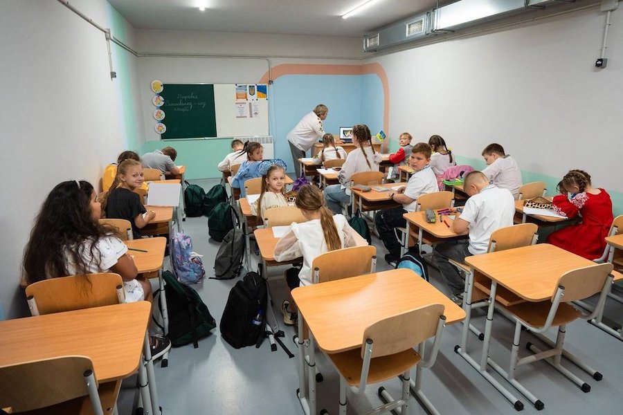 Школярі у новоствореній підземній школі в Савинцях під Харковом