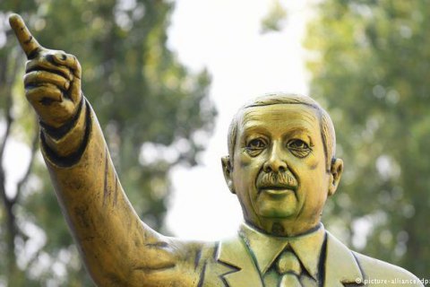 В Германии демонтировали статую Эрдогана через два дня после установки
