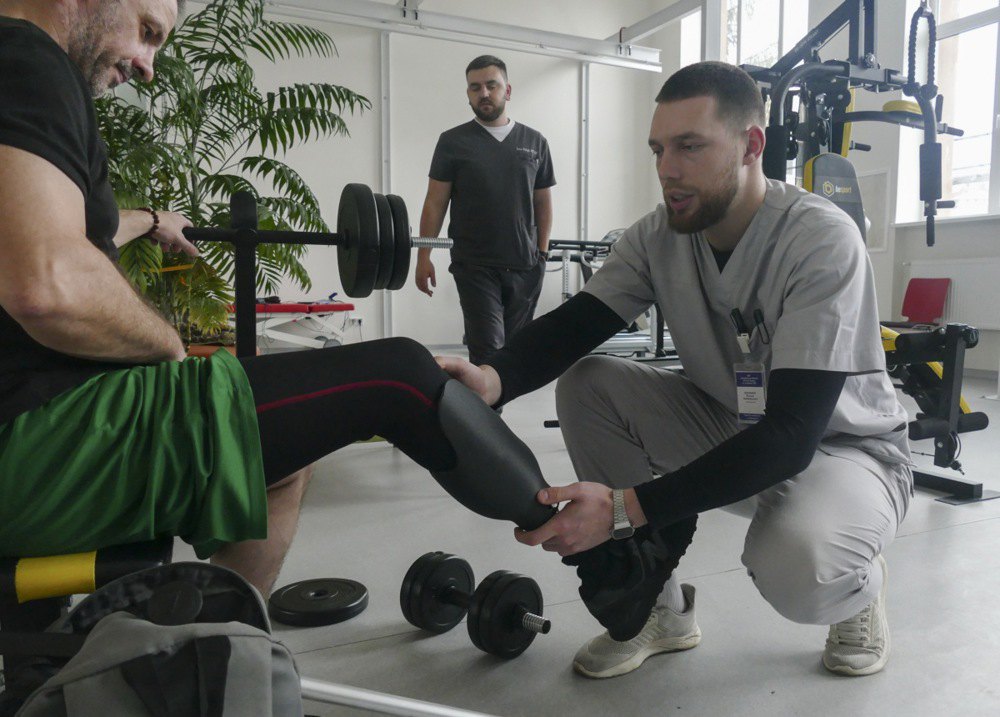 Фахівці з реабілітації допомагають ветерану освоїти протез у Закарпатській обласній клінічній лікарні в Ужгороді, 12 березня 2025 року.