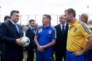 Янукович перед вылетом в Варшаву встретился со сборной Украины по футболу