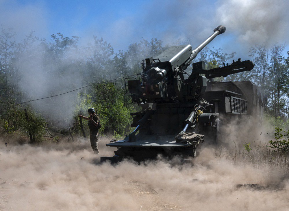 Військовослужбовці 44 окремої артилерійської бригади ведуть вогонь з 2С22 «Богдана» на передовій у Запорізькій області, Україна,
20 серпня 2025 року