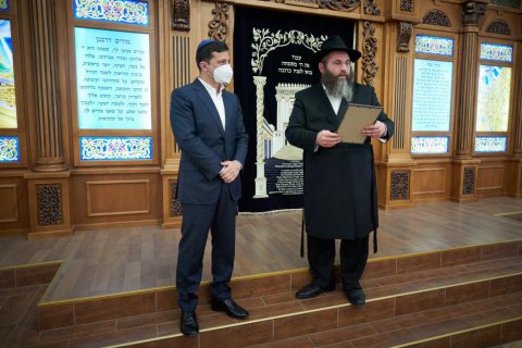 Зеленський відвідав синагогу в Херсоні, яку в квітні намагалися підпалити