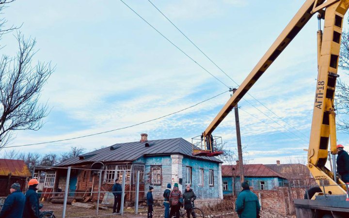 Через російські обстріли пошкоджені електролінії у чотирьох громадах Сумщини