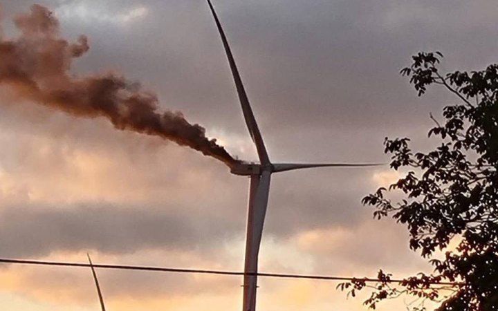 У Краматорську російські війська атакували дроном вітряк 