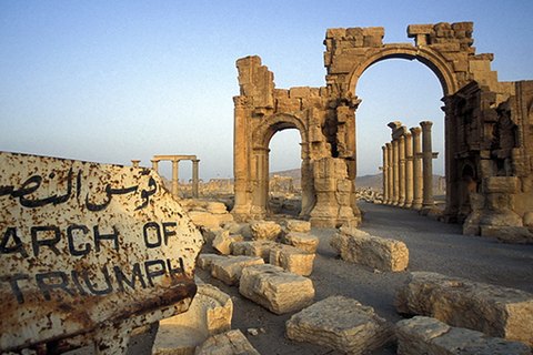 Боевики ИГ взорвали Триумфальную арку в Пальмире