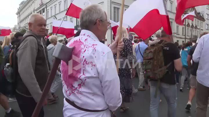 Про цю сокиру на марші «жертв УПА» говорив В’ятрович. Знімок вдалося знайти на одному з російських ресурсів, які залюбки
розтиражували «сенсацію»