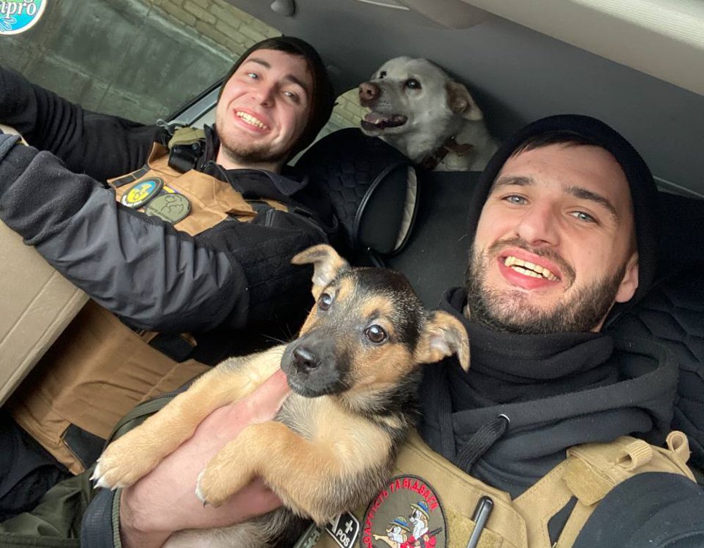 Сергій Луденський з товаришем і врятованими тваринами