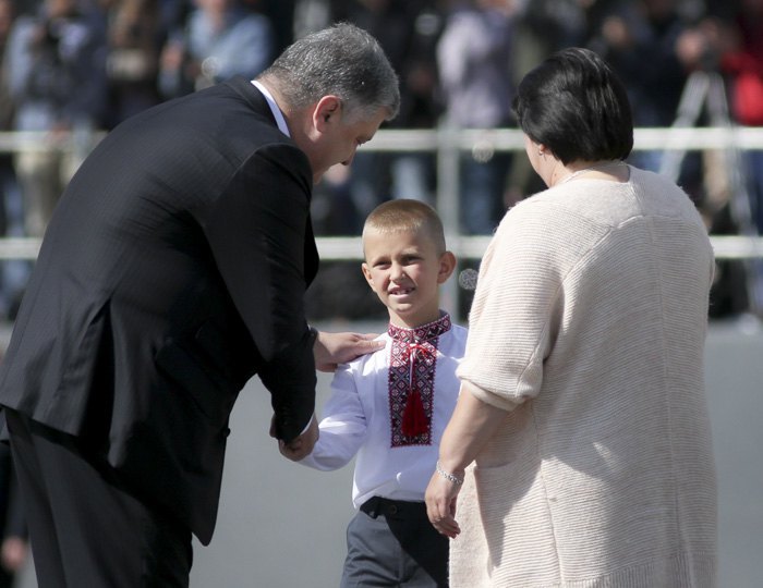 Мать и сын Евгения Лоскота получают его награду от президента 