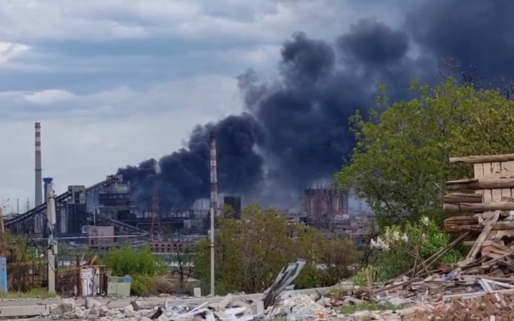 Чорний дим пішов над Азовсталлю – влада Маріуполя оприлюднила відео