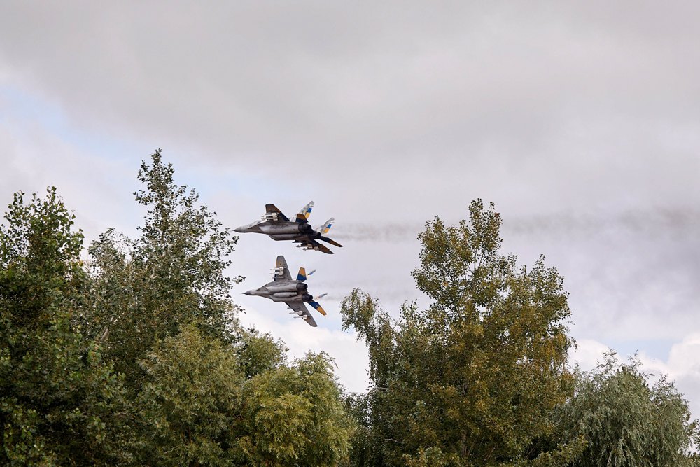 4 серпня офіс президента Володимира Зеленського оприлюднив перші фото і відеопідтвердження перебування в Україні західних винищувачів F-16.