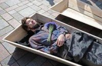 Активист Володарский в знак протеста улегся в гроб