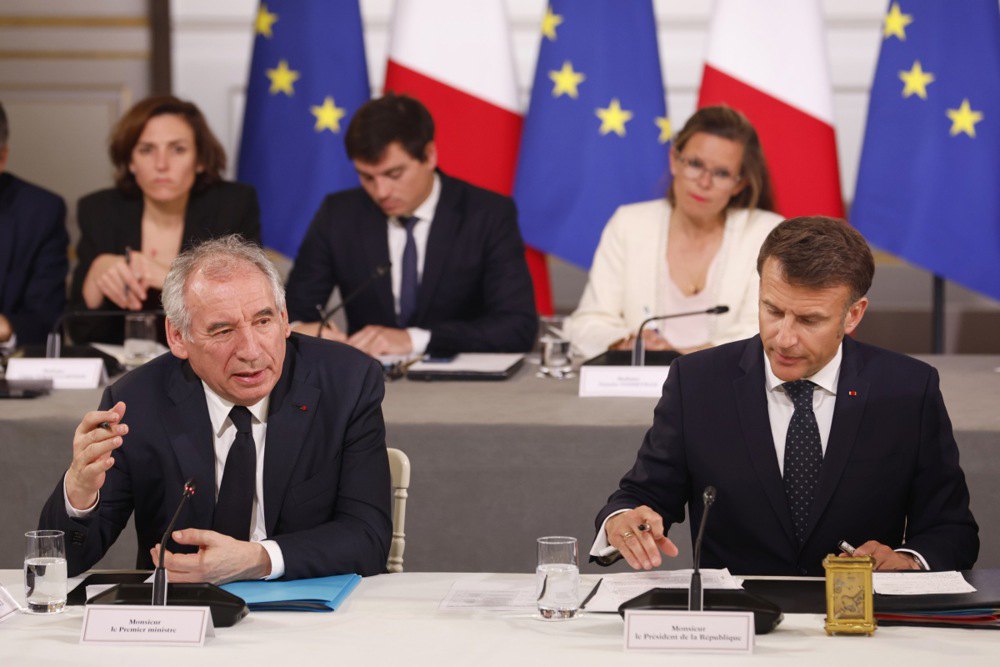 Президент Франції Еммануель Макрон (праворуч) і прем’єр-міністр Франції Франсуа Байру під час у зустрічі з представниками секторів, які постраждали від тарифів США, в Єлисейському палаці в Парижі, Франція, 3 квітня 2025 року після того, як президент США Трамп оголосив 2 квітня про введення 20-відсоткових мит для Європи.