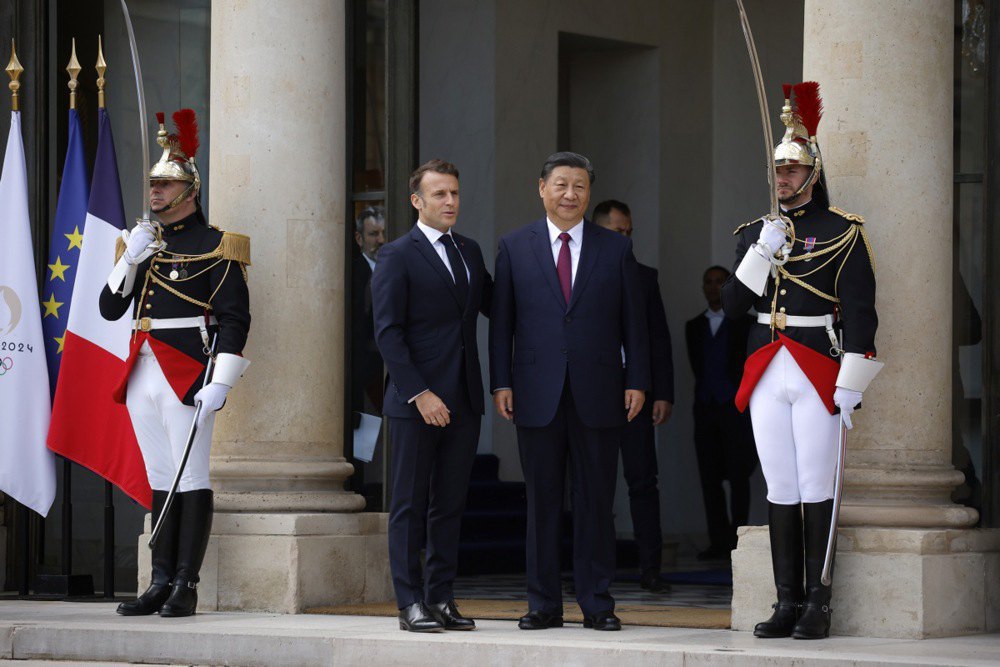 Президент Еммануель Макрон вітає голову Китаю Сі Цзіньпіна після його прибуття до Єлисейського палацу в Парижі, Франція, 6 травня 2024 року