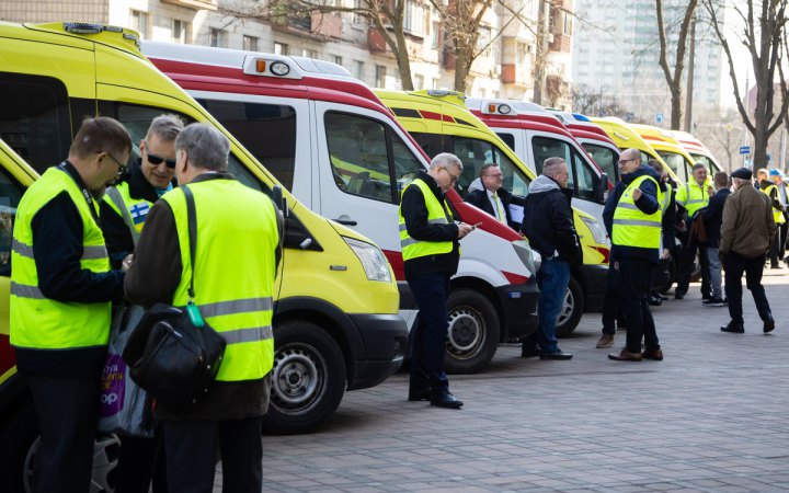 Фінляндія передала Україні 12 сучасних автівок швидкої допомоги 