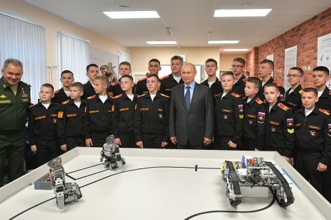Суворівці показали Путіну «російських» роботів, які зроблені в Південній Кореї