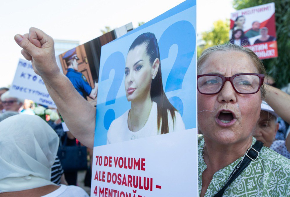 Прихильники забороненої проросійської політичної партії «Шор» беруть участь у протесті на підтримку Євгенії Гуцул у Кишиневі, 16
серпня 2025 року.