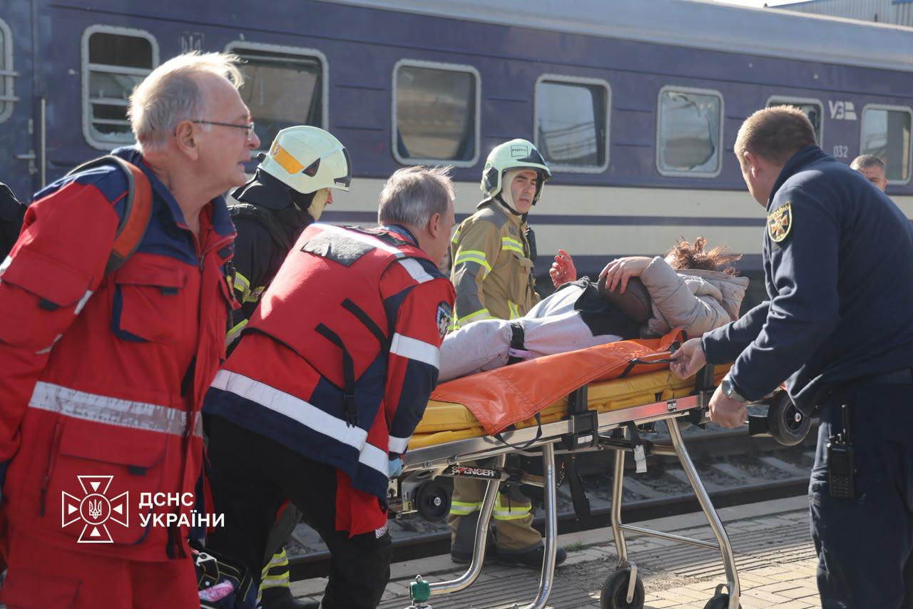 Наслідки російського удар по залізничному вокзалу в Дніпрі.