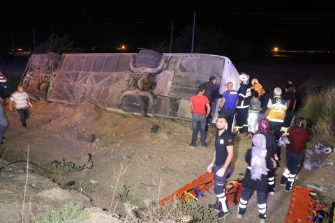 В Турции перевернулся автобус: 6 погибших, 43 раненых