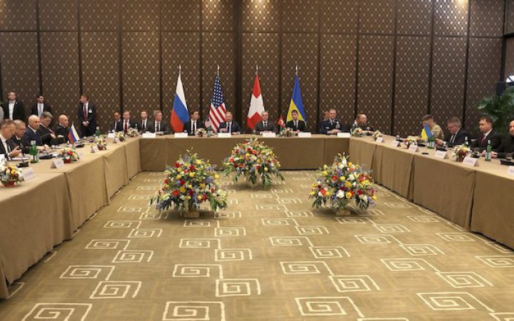 МЗС: переговорні делегації України, США і Росії спілкуються щодня, але очну зустріч знову перенесли 