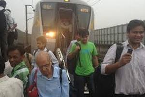 Сотни тысяч индийцев застряли в поездах из-за отключения света