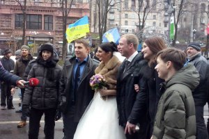 На Майдан вместо недовольных баррикадами киевлян пришли молодожены