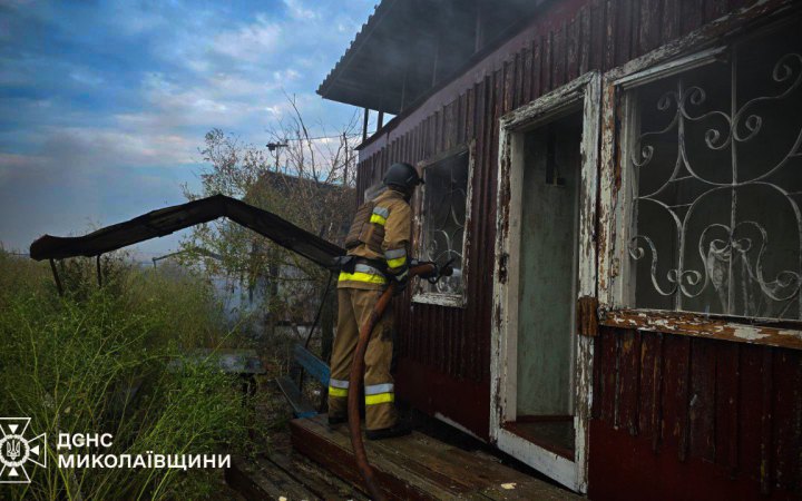 Унаслідок атак РФ на Миколаївщині пошкоджені будинки, авто та ЛЕП