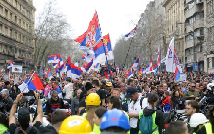 У Белграді на антиурядові студентські протести збираються десятки тисяч людей, відбулися сутички