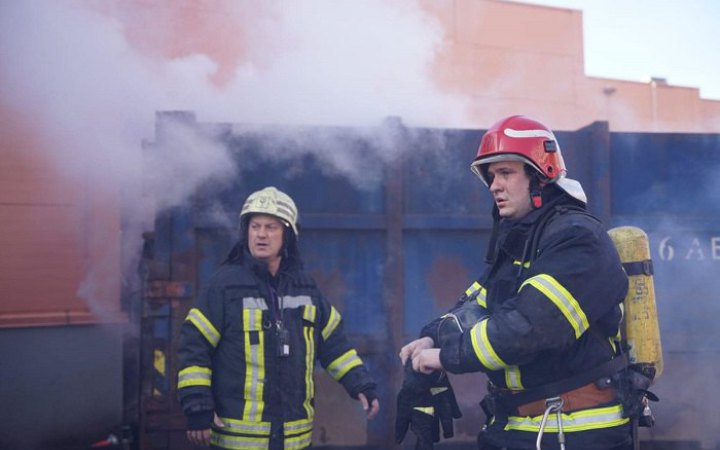 У Києві біля одного з авторинків сталася сильна пожежа 