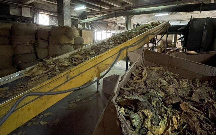 На Львівщині детективи БЕБ проводять обшук на тютюновій фабриці