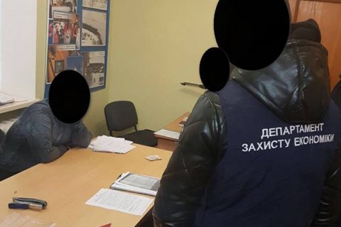 Чиновник Каменец-Подольской РГА вымогал взятку за подключения дома к электричеству 