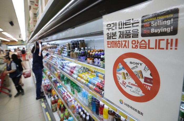 Плакат с уведомлением о бойкоте японских товаров в магазине Сеула, Южная Корея, 5 июля 2019.