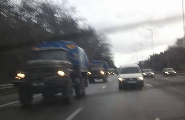 Колонна из 5 армейских камазов, едущая по Бориспольской в центр 