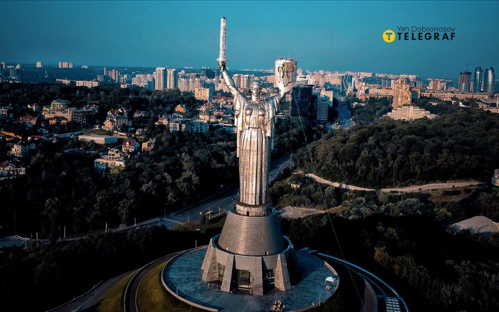 Тризуб встановили на "Батьківщину-матір" у Києві