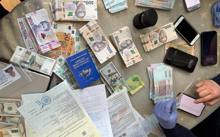 Правоохоронці заявили про викриття схеми зі створення штучних черг у ветеринарних закладах Києва заради хабарів