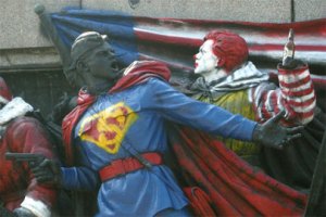 В Болгарии советских солдат разрисовали в Супермена и Санта-Клауса 