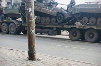 У Маріуполі місцевих жителів змушують ремонтувати військову техніку РФ