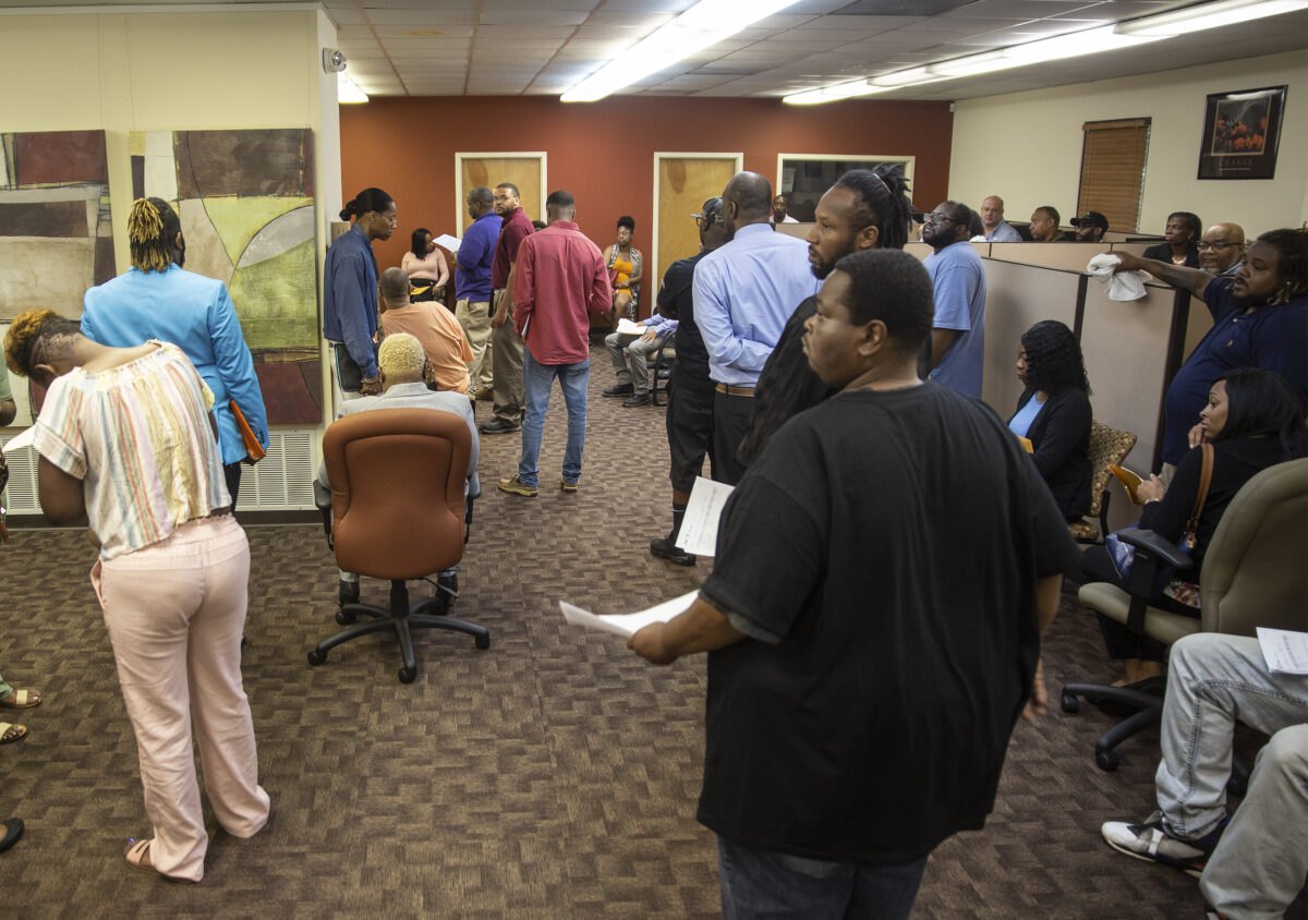 Американці у чергах у пошуках роботи у Центрі зайнятості Міссісіпі. 