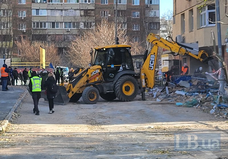 Наслідки обстрілу Святошинського району Києва