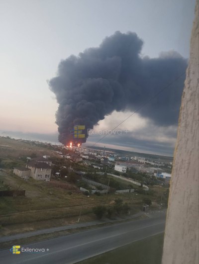"По обидва боки Кримського мосту": Зеленський підтвердив удари Сил оборони по нафтобазах у Керчі та логістиці ворога